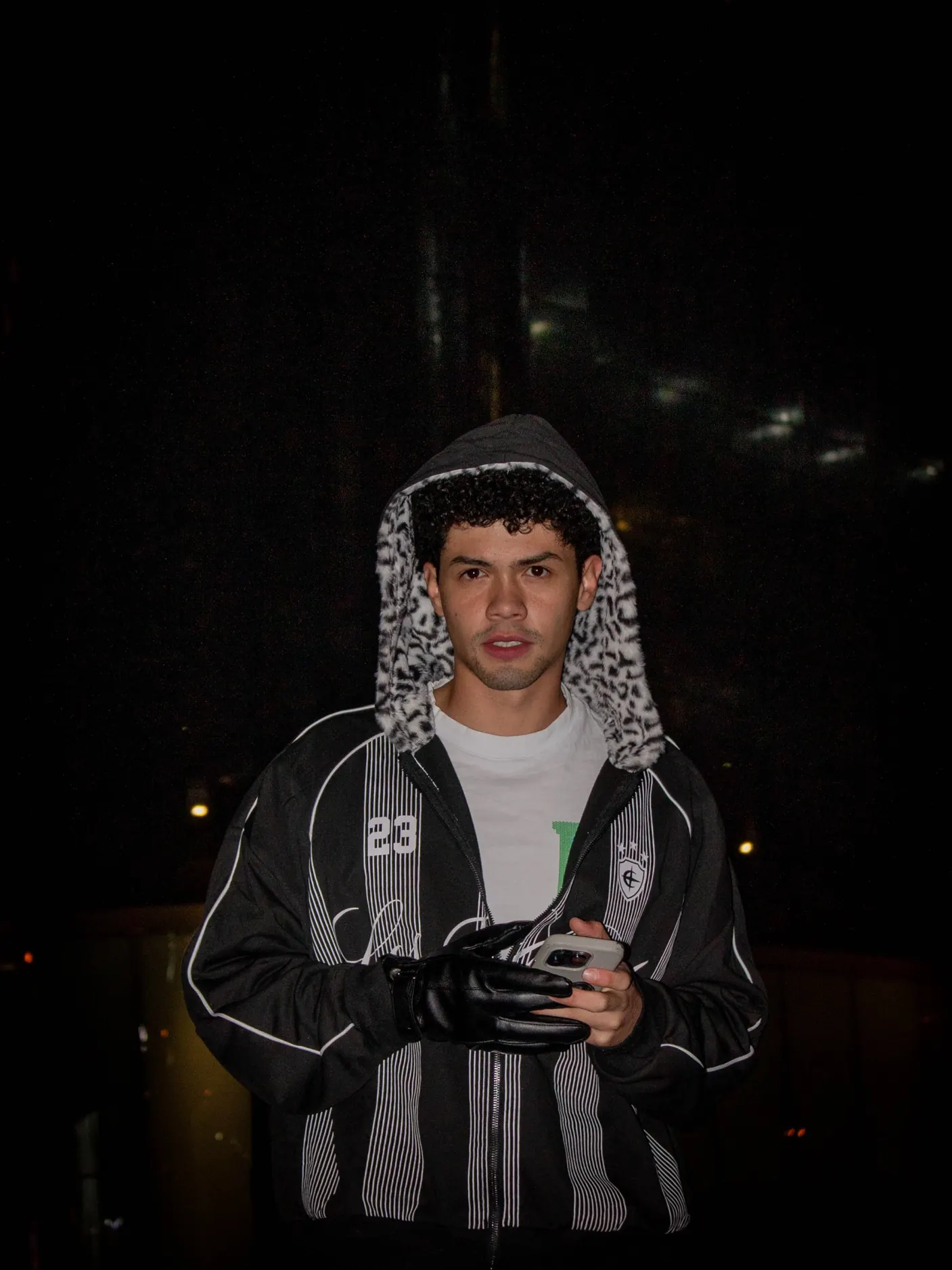 David Vega de noche con chaqueta deportiva y capucha
