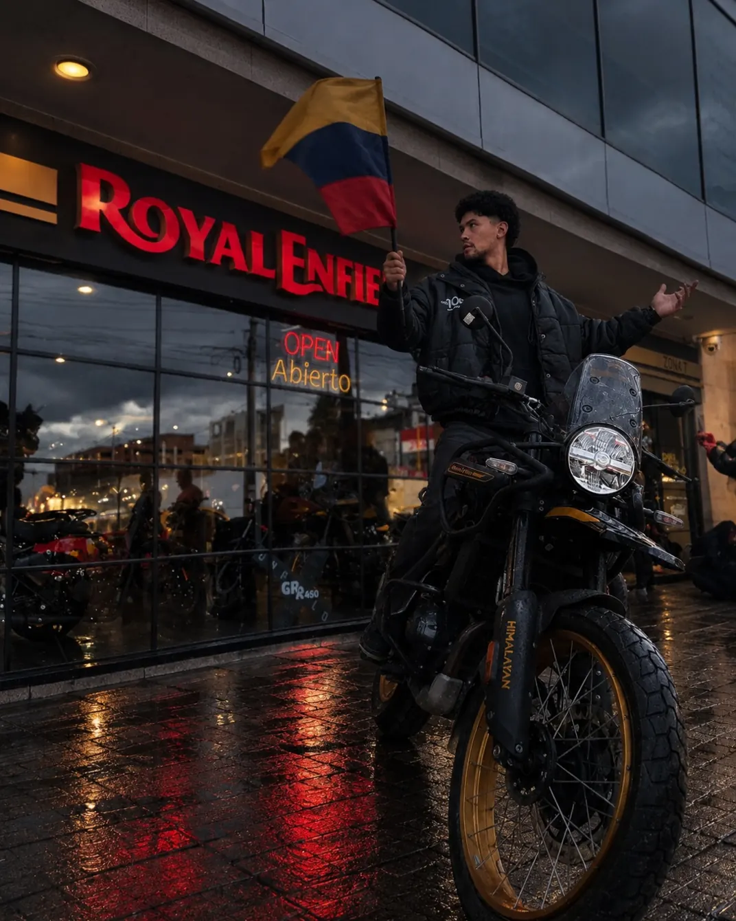 David Vega en moto con la bandera de Colombia frente a un concesionario