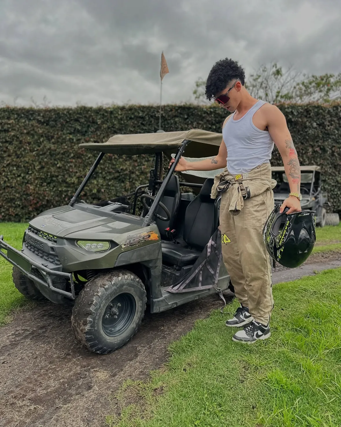 David Vega junto a un vehículo todoterreno en el campo