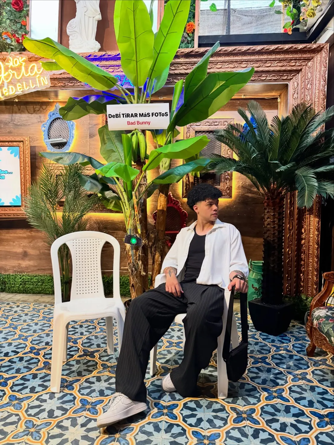 David Vega sentado en una terraza con plantas y suelo de baldosas