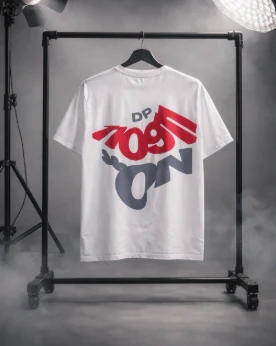Camiseta blanca con el gráfico DP en rojo y gris colgada en un perchero
