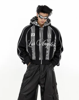 Modelo con chaqueta deportiva negra a rayas Los Angeles 23 y gafas de sol