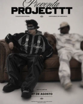 Póster de la preventa de Projectttt: dos modelos en un sofá con chaqueta Los Angeles y conjunto blanco