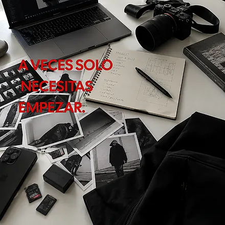 Escritorio con cámara, fotos y libreta: «A veces solo necesitas empezar.»