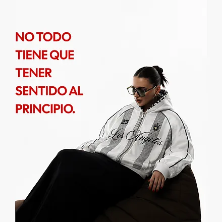 Modelo con chaqueta Los Angeles sentada: «No todo tiene que tener sentido al principio.»