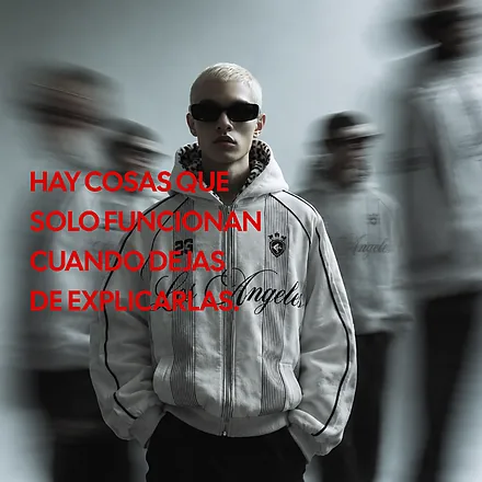 Modelo con gafas entre gente en movimiento: «Hay cosas que solo funcionan cuando dejas de explicarlas.»